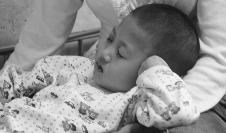 從生病那一天起，媽媽很少下床，她要時刻陪著小彬嫻，她知道女兒離不開自己。在病床上媽媽就是小彬嫻最安全的避風港，就連睡覺也要躺在媽媽的懷里，這樣才安心。