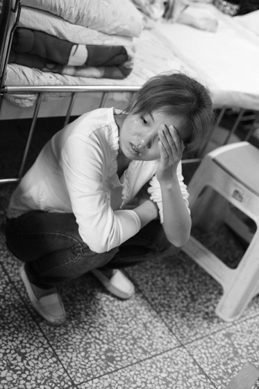 女兒熟睡之后，媽媽總會一個人想很多，女兒的病情、巨額的醫(yī)療費用時刻充斥著她的大腦，年輕的媽媽在這種情境下變得憔悴了很多，她不知道小彬嫻什么時候會好起來，帶著她穿梭在小公園里看著她稚嫩的笑。