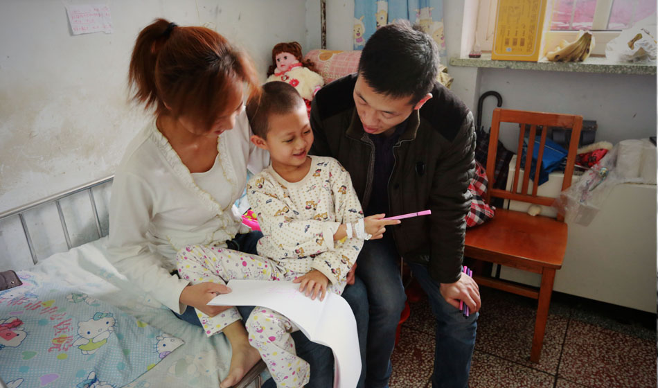 最近一段時間，小彬嫻似乎意識到了什么，只要醫(yī)生向她走來，哪怕是哭著她也會主動伸出胳膊，接受每天一次的皮下組織注射，“我不能流血，治好我才能回家?！彼紝W會了自我安慰。這個午后，她拿起愛心人士送給她的畫筆和畫紙開心地玩了起來，爸爸媽媽也終于露出了久違的笑臉，他們必須強忍著壓力給女兒更多的快樂。