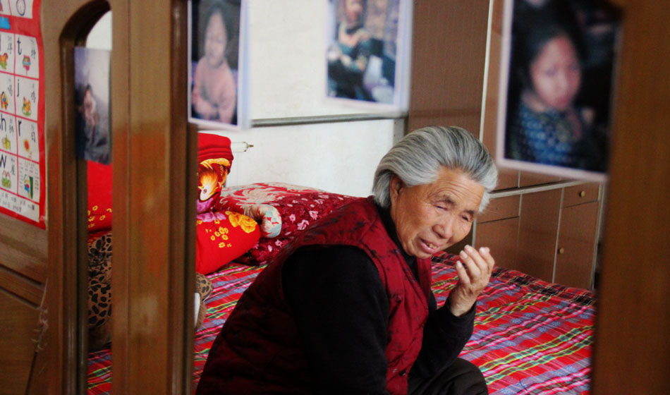 小彬嫻80歲的老奶奶每天在家祈禱小彬嫻早日回來?！袄夏棠套钣H”這是小彬嫻對“誰最親”這個問題最多的回答，小彬嫻和老奶奶就像是一對好朋友，兩個人在一起總是歡聲笑語。而現在，老奶奶每天看著鏡子前的小彬嫻的照片就會淚流滿面。