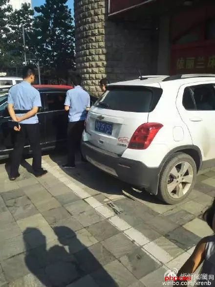 網(wǎng)友爆料：8月10日晚，邯鄲人民路西段，天晁小區(qū)附近，家具大世界門前，十幾輛小車玻璃被砸，車內(nèi)有價值財物被洗劫一空，目前警方已介入調(diào)查。