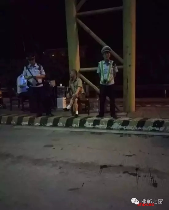 8月9日晚，磁縣交警大隊林坦中隊民警在執(zhí)行勤務(wù)中，對一輛小型普通客車進(jìn)行例行檢查，該車司乘人員三人，其中兩名乘坐人員神情恍惚，非?？梢桑窬J(rèn)真核對每名人員信息，經(jīng)網(wǎng)上對比查詢，系統(tǒng)提示陳某某具有吸毒史。執(zhí)勤民警立即對該車進(jìn)行全面徹查，并對該車三名司乘人員做了尿檢，檢驗結(jié)果兩名乘坐人員為陽性。最終，經(jīng)過細(xì)致盤問，周某某、陳某某對其吸毒事情供認(rèn)不諱。