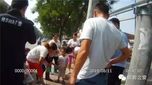 8月11日上午，邯鄲武安市公安局巡特警大隊(duì)民警巡邏至富強(qiáng)路北頭格力空調(diào)對(duì)面時(shí)，發(fā)現(xiàn)一名三歲小男孩獨(dú)自一人在路邊哇哇大哭。巡邏民警迅速下車(chē)詢(xún)問(wèn)，從他斷斷續(xù)續(xù)的講述中，得知孩子未經(jīng)大人同意，自己跑出來(lái)玩，找不到家了，民警經(jīng)多方努力，終于安全把孩子送回家。