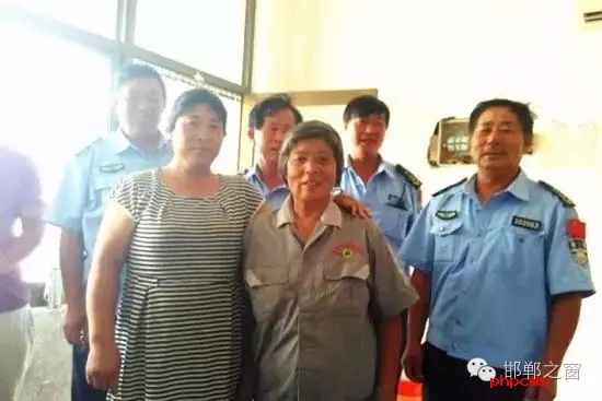 8月10日下午，何某到臨漳縣醫(yī)院給孩子看病，不慎將錢(qián)包丟失?？h醫(yī)院保潔員張付榮打掃衛(wèi)生時(shí)，在走廊坐椅上發(fā)現(xiàn)了錢(qián)包，看了看錢(qián)包里有很多錢(qián)和卡，她在原處等了好久也沒(méi)見(jiàn)人來(lái)領(lǐng)取，便將錢(qián)包送到保安室，經(jīng)清點(diǎn)發(fā)現(xiàn)里面有2700多元現(xiàn)金及銀行卡。幾經(jīng)周折，終于找到了著急尋找錢(qián)包的何某，通過(guò)確認(rèn)無(wú)誤后，將錢(qián)包交還到了失主手中。