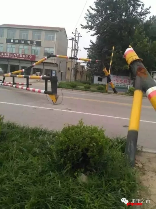 網(wǎng)友爆料：8月13日早上，邯鄲市臨漳東前坊表村附近的限高桿被撞倒。