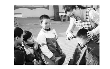 “苗老師理發(fā)又快又好看！”昨日是二月二“龍?zhí)ь^”的好日子，邯鄲市叢臺(tái)區(qū)滏東小學(xué)教師苗艷敏義務(wù)給十多名留守兒童理發(fā)，受到了眾人好評(píng)。為擁有這門(mén)手藝，苗艷敏利用節(jié)假日暗中“修煉”了3年。 早在2014年2月，苗艷敏就從網(wǎng)上購(gòu)買(mǎi)了電動(dòng)理發(fā)器，每逢節(jié)假日便去理發(fā)店觀摩學(xué)習(xí)。經(jīng)過(guò)一個(gè)多月的鉆研，她把愛(ài)人當(dāng)成了第一個(gè)“試驗(yàn)品”，結(jié)果以失敗告終。 為真正學(xué)好理發(fā)手藝，苗艷敏除了光顧各理發(fā)店取經(jīng)外，還經(jīng)常上網(wǎng)學(xué)習(xí)。功夫不負(fù)有心人，經(jīng)過(guò)3年多的修煉，她的手藝越來(lái)越嫻熟，漸漸得到了大家的認(rèn)可。 今年二月二，她特意從家里帶來(lái)理發(fā)工具，為廣大師生一展才藝。