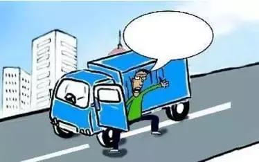 2月27日凌晨，邯鄲市一名男子套用其表哥A2駕駛證信息駕駛大貨車(chē)進(jìn)入市區(qū)，沒(méi)成想因?yàn)樽旖堑囊活w痣被交警看出破綻，不僅被公安機(jī)關(guān)依法行政拘留了15天，而且被罰款1500元。在事實(shí)面前，駕駛?cè)瞬坏貌怀姓J(rèn)自己無(wú)證，試圖用表哥的駕駛證蒙混過(guò)關(guān)。